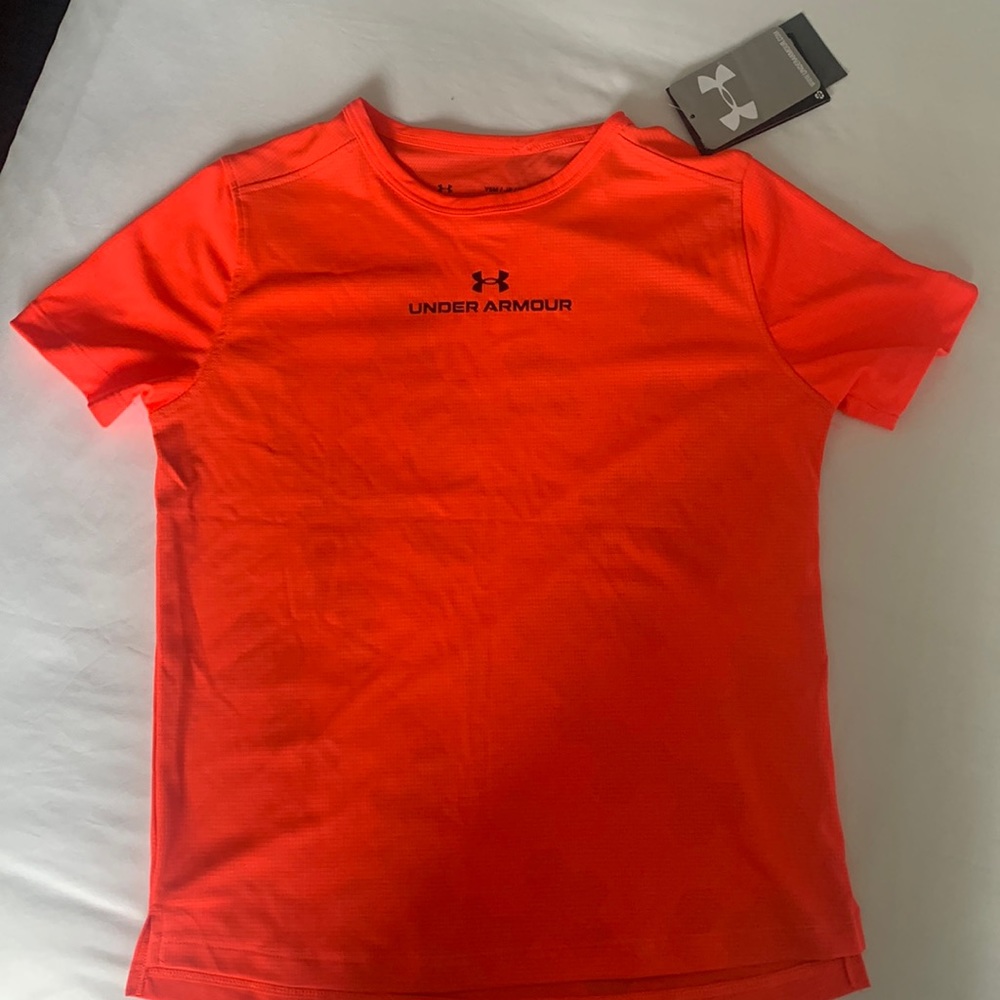NWT, Under Armour t-shirt, boys size youth small